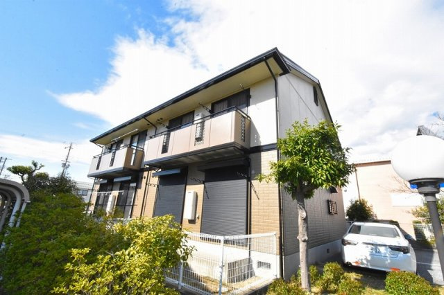 軽量鉄骨造り２階建て