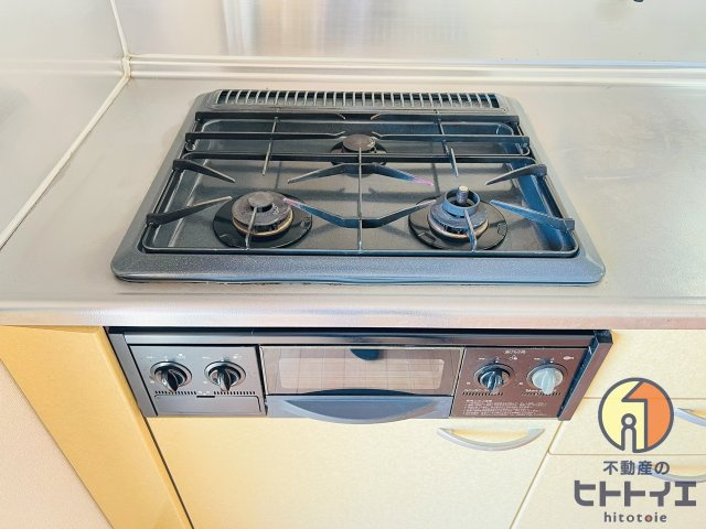 スカイヒルズのキッチン|グリル付き3口コンロです