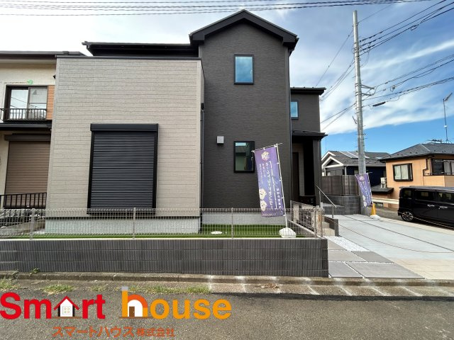 相模原市中央区上溝　全1棟の外観|外壁が周囲の街並みと青空に生えるお洒落な仕上がり！周囲には高い建物のないエリア。青い空が大きく感じますね。