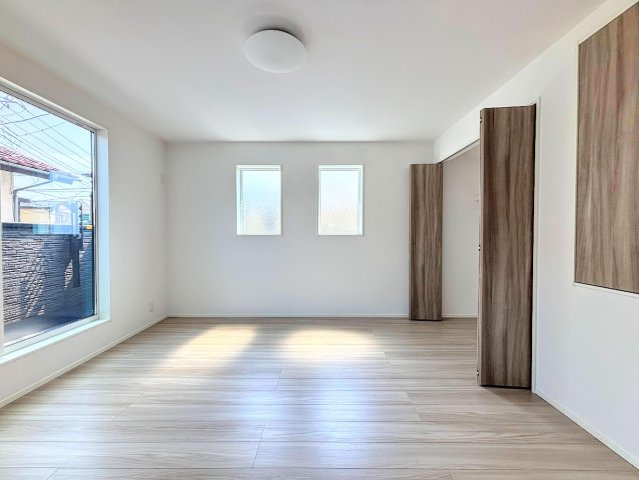 港南区下永谷５丁目　新築戸建ての洋室|◆柔らかい陽光が差し込む明るいお部屋を演出する設計。彩光の取れる窓が気持ちの良いお部屋を創り上げます。