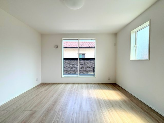 港南区下永谷５丁目　新築戸建ての洋室|◆室内はいつも明るい印象なので気持ちの良い朝を迎えられます。各部屋にはクローゼットを完備しており、収納が多いお家はすっきりして快適空間です。
