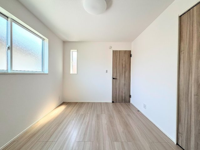 港南区下永谷５丁目　新築戸建ての洋室|◆子どものスタディ空間として、あるいは書斎やホビールームとして生活スタイルに合わせて使えるプライベートルーム。居心地のいい落ち着いたインテリアが似合います。
