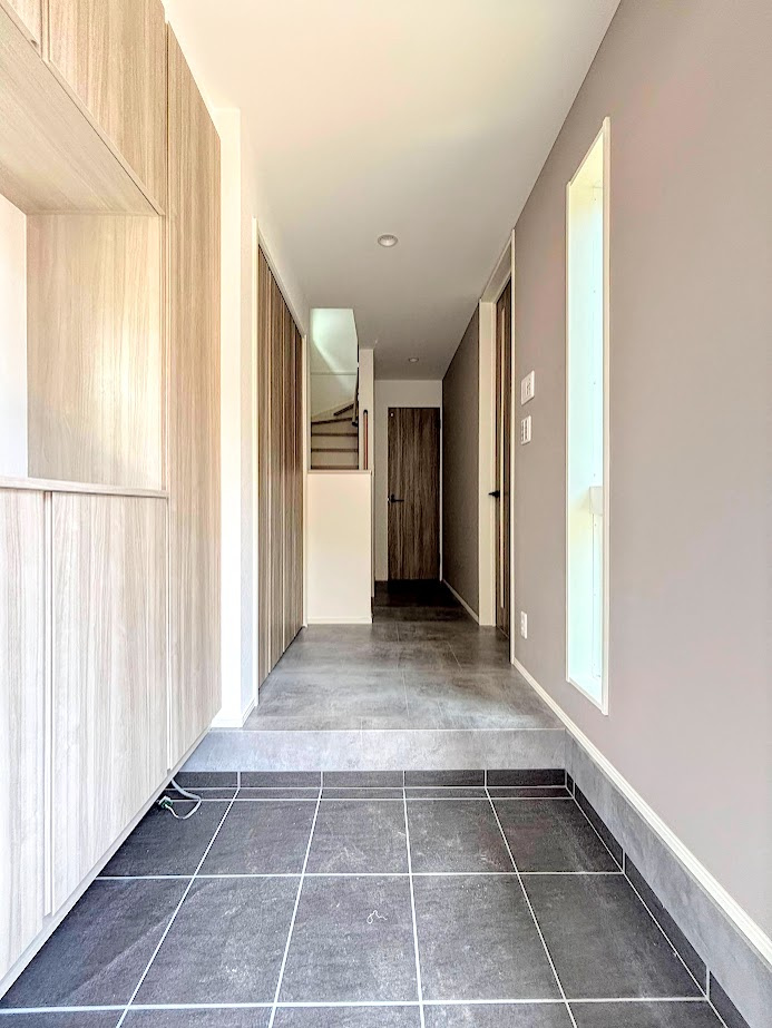 港南区下永谷５丁目　新築戸建ての玄関|◆明るい玄関です！散らかりやすい玄関もスッキリする大容量のシューズボックス付き。