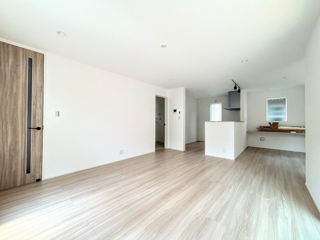 港南区下永谷５丁目　新築戸建ての居間・リビング|◆ご家族の会話がはずむ、開放的なＬＤＫです。休日はお陽さまの光をたっぷりととりこめるぽかぽかリビングで過ごしませんか？
