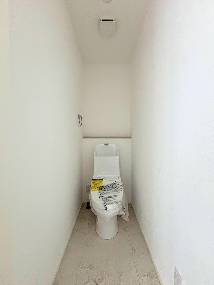 港南区下永谷５丁目　新築戸建てのトイレ|◆清潔感のある白を基調とした落ち着ける空間。小窓をもうけていますので、こもりやすい空気の入れ替えも簡単に行えますね！