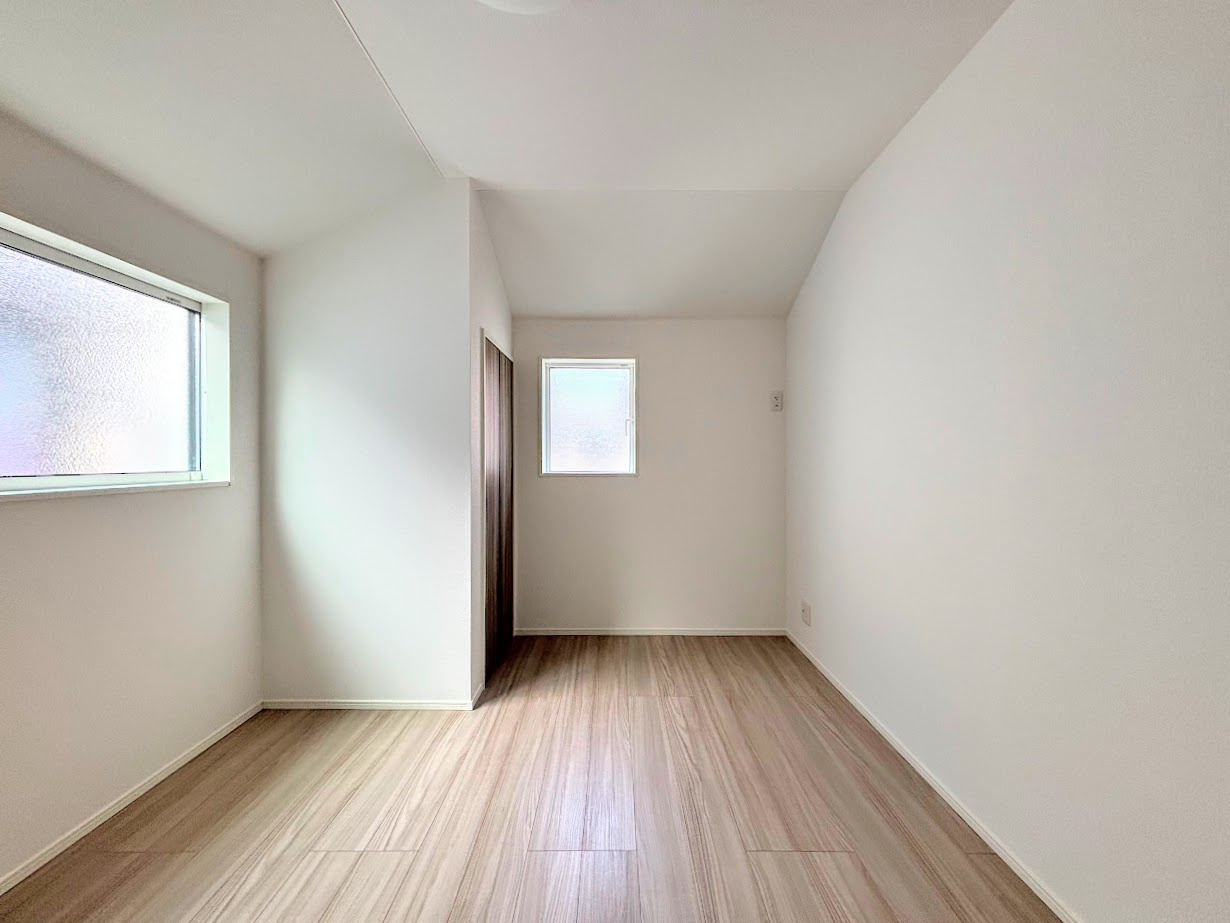 港南区下永谷５丁目　新築戸建ての洋室|◆感性を育むプライベートルームはシンプルでスマートな空間。好みの空間で読書をしたり、音楽を聞いたりと一人の時間も充実したものにできます。
