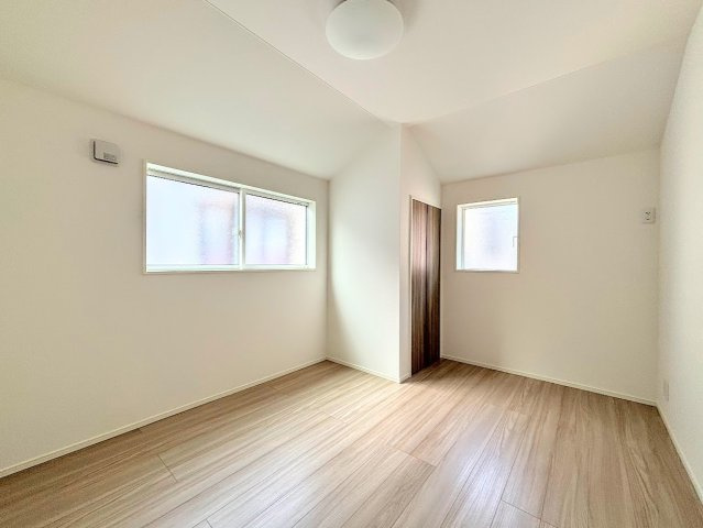 港南区下永谷５丁目　新築戸建ての洋室|◆二面採光で、陽差しを長時間受ける事が出来る暖かい室内です。もちろん複層ガラスなので、遮音性にも優れ、結露も発生しにくい構造。サッシ周りのカビが発生しにくくなります。
