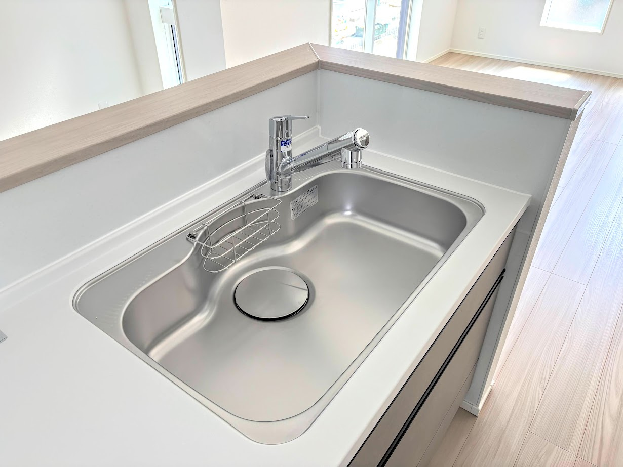 港南区下永谷５丁目　新築戸建てのその他|◆広々したキッチンシンク。洗い物が多い時にも快適にご利用いただけます。

