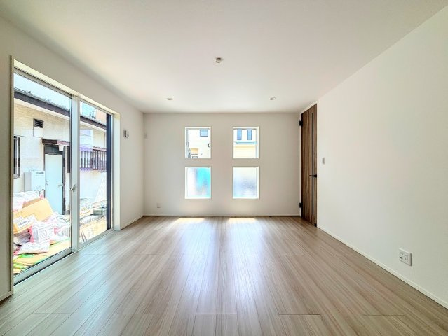 港南区下永谷５丁目　新築戸建ての居間・リビング|◆一家だんらんのスペースとなるＬＤＫ。窓から明るい光が差し込み、思わず家族の会話も弾む快適な空間。
