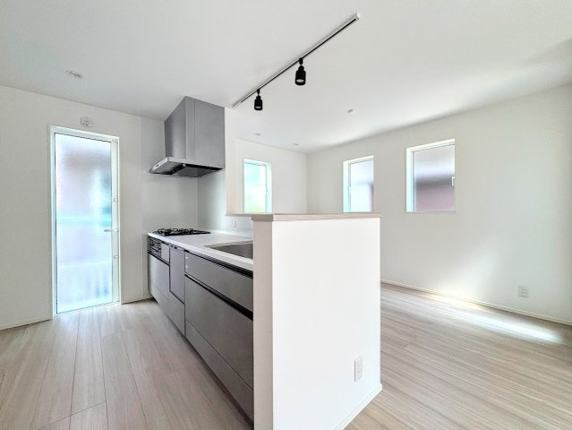 港南区下永谷５丁目　新築戸建てのキッチン|◆キッチンからダイニングやリビングが見渡せるキッチン。料理をしながら家族とコミュニケーションをとれるだけでなく、大きな開放感も得られることができます。