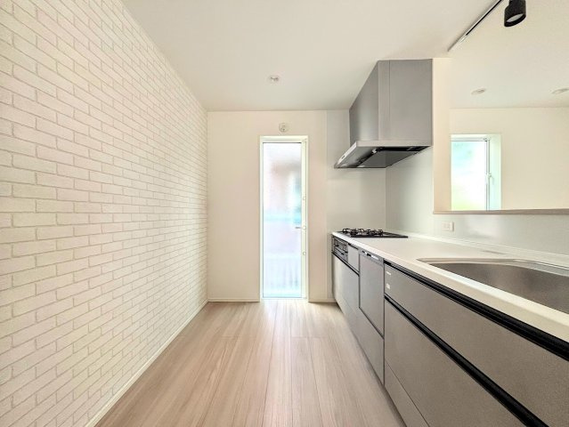 港南区下永谷５丁目　新築戸建てのキッチン|◆デザイン性と機能性を兼ね備えたキッチンです。リビングスペースとの一体感が生まれ、広々空間を演出してくれます。
