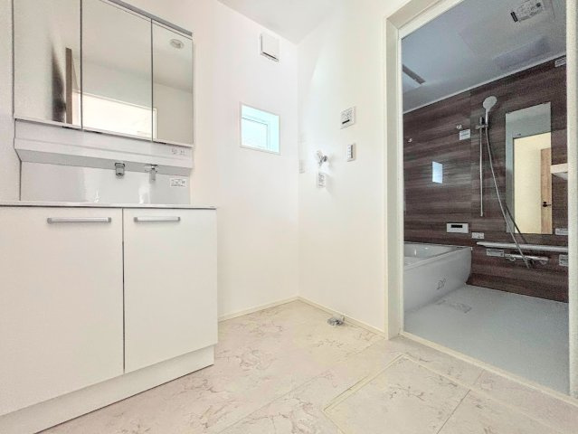 港南区下永谷５丁目　新築戸建ての独立洗面台|◆毎日使う場所だから、機能的で使いやすさに配慮したパウダールーム。すっきりと使えるように収納も豊富にご用意しています。