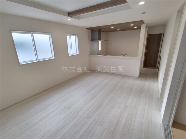 【居間・リビング】 | 狭山市富士見2丁目　全2棟　1号棟 | こちらの16.0帖のリビングで趣味の時間をお楽しみください