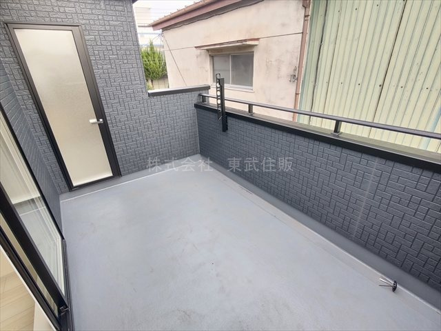 【バルコニー】 | 狭山市富士見2丁目　全2棟　1号棟 | 暖かな日差しのふりそそぐバルコニー