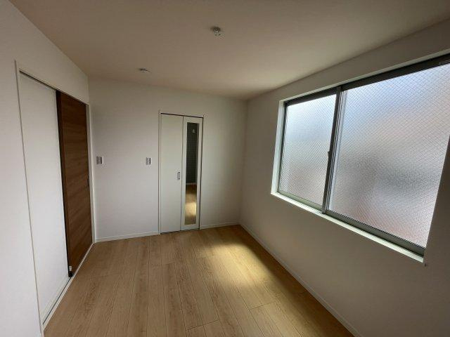 須山町　未入居一戸建ての洋室|洋室5.7帖　ウォークインクローゼット
■物件内覧・資金計画相談・住宅ローン相談、リフォーム相談、お問合せ受付中■
※当日・翌日のご内覧、ご相談はお電話でのお問合せがスムーズです！