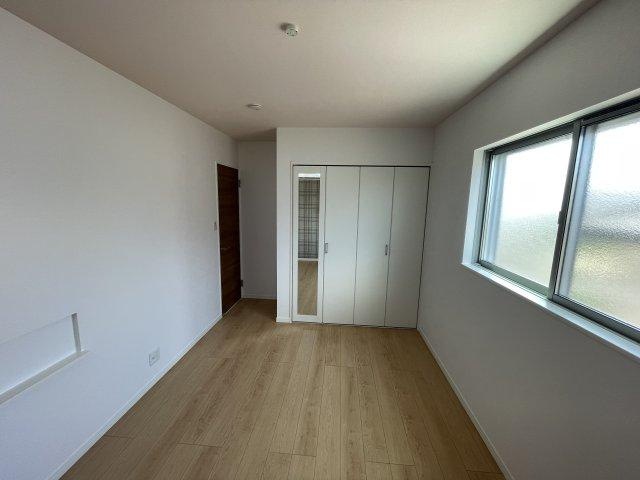 須山町　未入居一戸建ての寝室|洋室6.4帖
■物件内覧・資金計画相談・住宅ローン相談、リフォーム相談、お問合せ受付中■
※当日・翌日のご内覧、ご相談はお電話でのお問合せがスムーズです！