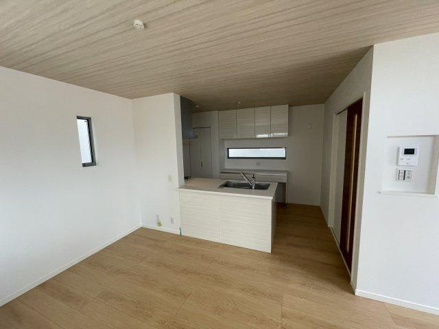 須山町　未入居一戸建てのキッチン|LDK16.0帖　カウンターキッチン
■物件内覧・資金計画相談・住宅ローン相談、リフォーム相談、お問合せ受付中■
※当日・翌日のご内覧、ご相談はお電話でのお問合せがスムーズです！