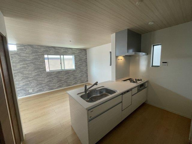 須山町　未入居一戸建てのキッチン|システムキッチン　食器洗い乾燥機付き
■物件内覧・資金計画相談・住宅ローン相談、リフォーム相談、お問合せ受付中■
※当日・翌日のご内覧、ご相談はお電話でのお問合せがスムーズです！