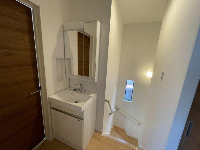 須山町　未入居一戸建ての独立洗面台|シャワー付き洗面化粧台
■物件内覧・資金計画相談・住宅ローン相談、リフォーム相談、お問合せ受付中■
※当日・翌日のご内覧、ご相談はお電話でのお問合せがスムーズです！