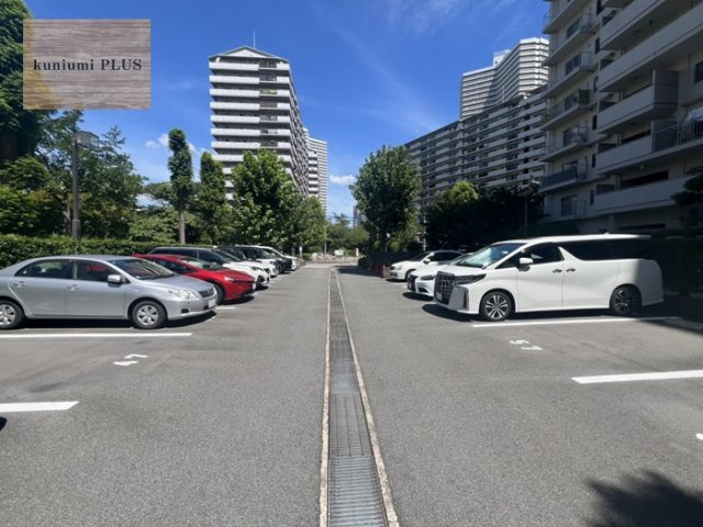 ベル・パークシティB棟の駐車場