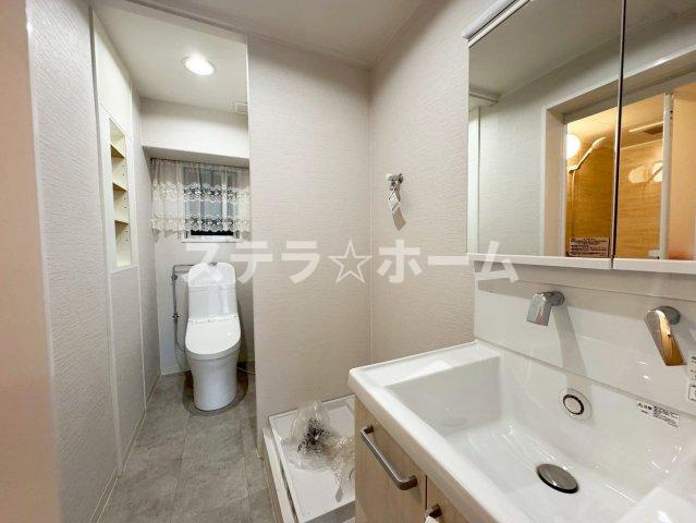 シャトー三愛の独立洗面台|独立洗面台、小物を置くことができて便利です