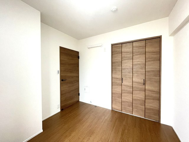リーベン江波南の洋室|約4.7帖の北側の洋室です。収納もしっかり配置されています。