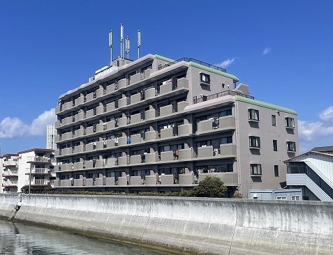 リーベン江波南の外観|海辺にたたずむマンションです。
