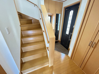 【玄関】 | 厚木市下荻野 中古戸建て | 鏡付シューズボックス