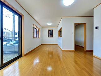 【居間・リビング】 | 厚木市下荻野 中古戸建て | 2面採光：LDK13.9帖