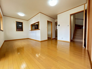 【居間・リビング】 | 厚木市下荻野 中古戸建て | LDK別角度