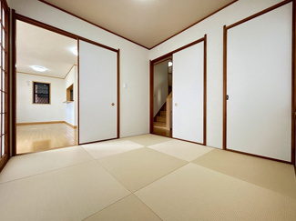 【和室】 | 厚木市下荻野 中古戸建て | 2面採光：LDKと隣接した和室4.4帖