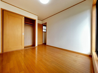 【洋室】 | 厚木市下荻野 中古戸建て | 2面採光：バルコニーに面した洋室5.3帖