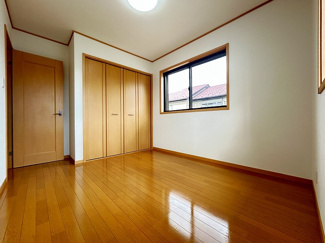 【洋室】 | 厚木市下荻野 中古戸建て | 2面採光：洋室（右）5.3帖