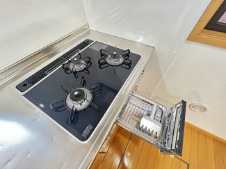 【キッチン】 | 厚木市下荻野 中古戸建て | 三口ガスコンロ（新規交換済）
