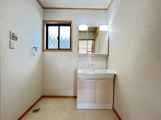 【洗面所】 | 厚木市下荻野 中古戸建て | 新規交換（新設）：三面鏡付洗髪洗面化粧台