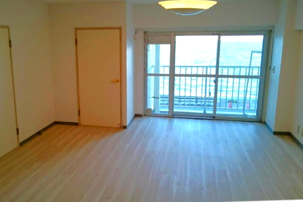 海一望！逗子シーサイドハイツ　3階　オーナーチェンジ物件の居間・リビング|室内から海を臨む