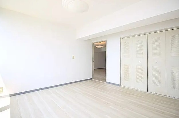 海一望！逗子シーサイドハイツ　3階　オーナーチェンジ物件の洋室|明るい洋室