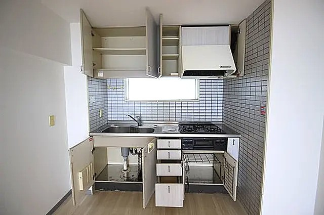 海一望！逗子シーサイドハイツ　3階　オーナーチェンジ物件のキッチン|収納豊富なキッチン