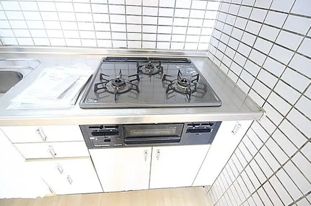 海一望！逗子シーサイドハイツ　3階　オーナーチェンジ物件のキッチン|3口コンロ