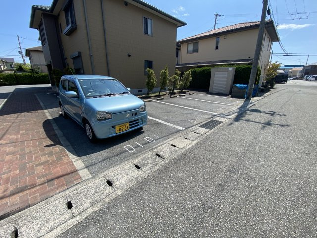 エコーズユタカ D棟の駐車場