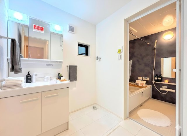 港南区丸山台2丁目　新築戸建ての独立洗面台|◆毎日使う場所だから、機能的で使いやすさに配慮したパウダールーム。すっきりと使えるように収納も豊富にご用意しています。(家具はイメージ写真です）
