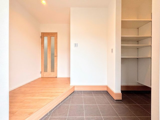 港南区丸山台2丁目　新築戸建てのその他|【モデルハウス】◆明るい玄関です！散らかりやすい玄関もスッキリする大容量のシューズボックス付き。