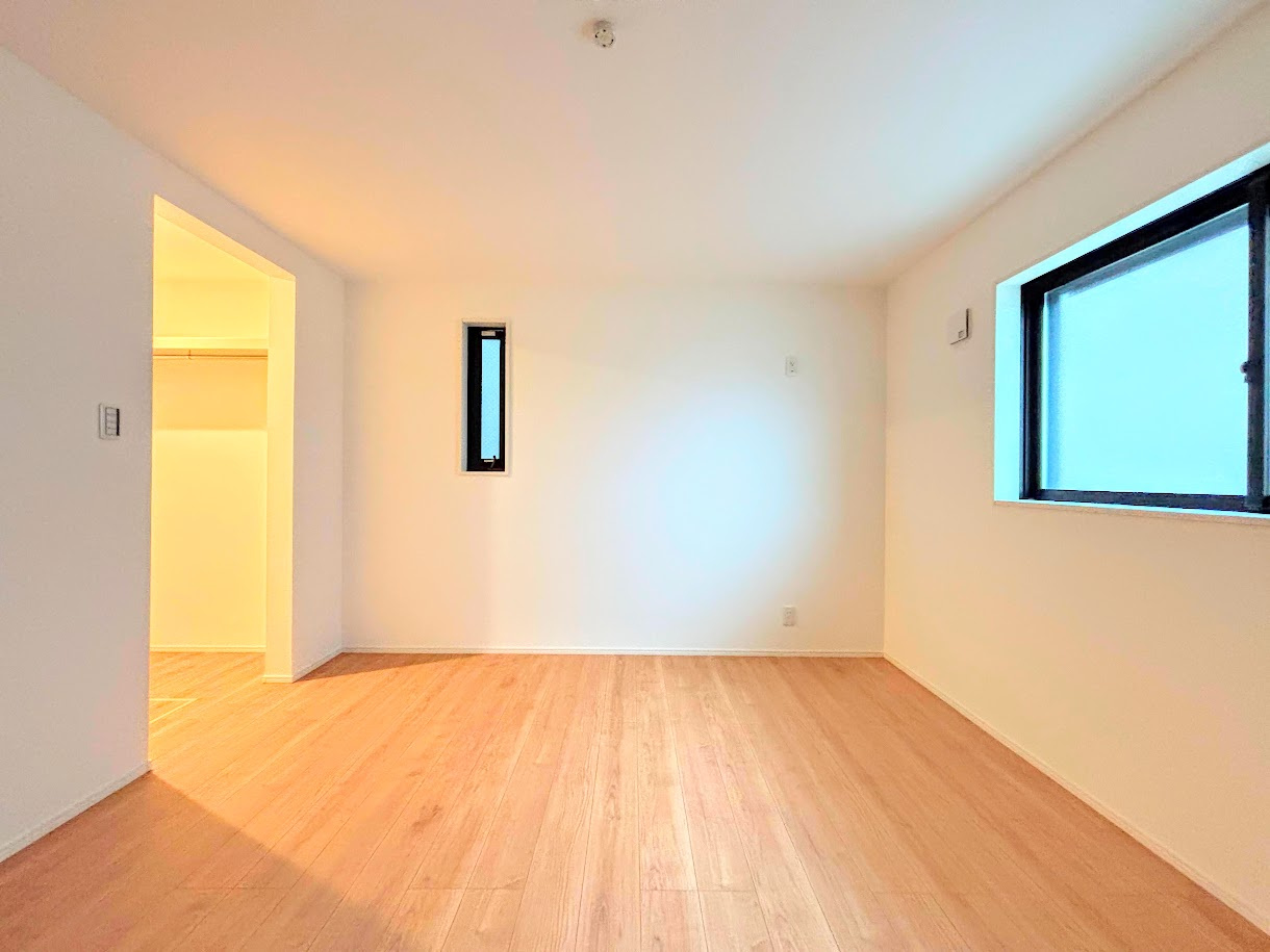 港南区丸山台2丁目　新築戸建ての洋室|◆室内はいつも明るい印象なので気持ちの良い朝を迎えられます。各部屋にはクローゼットを完備しており、収納が多いお家はすっきりして快適空間です。
