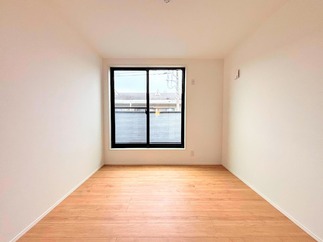 港南区丸山台2丁目　新築戸建ての洋室|◆子どものスタディ空間として、あるいは書斎やホビールームとして生活スタイルに合わせて使えるプライベートルーム。居心地のいい落ち着いたインテリアが似合います。
