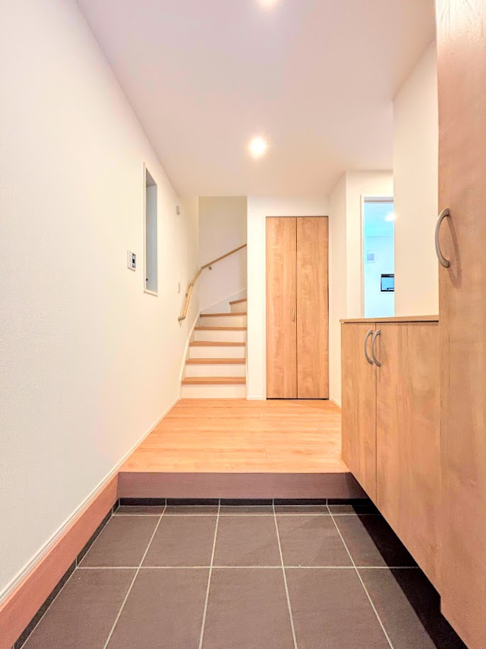 港南区丸山台2丁目　新築戸建ての玄関|◆明るい玄関です！散らかりやすい玄関もスッキリする大容量のシューズボックス付き。