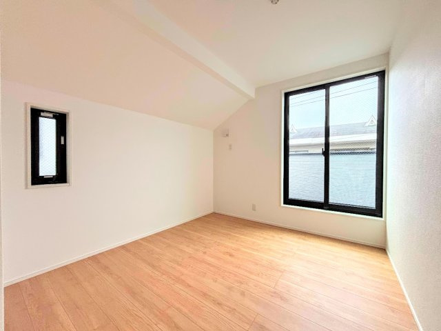 港南区丸山台2丁目　新築戸建ての洋室|◆感性を育むプライベートルームはシンプルでスマートな空間。好みの空間で読書をしたり、音楽を聞いたりと一人の時間も充実したものにできます。
