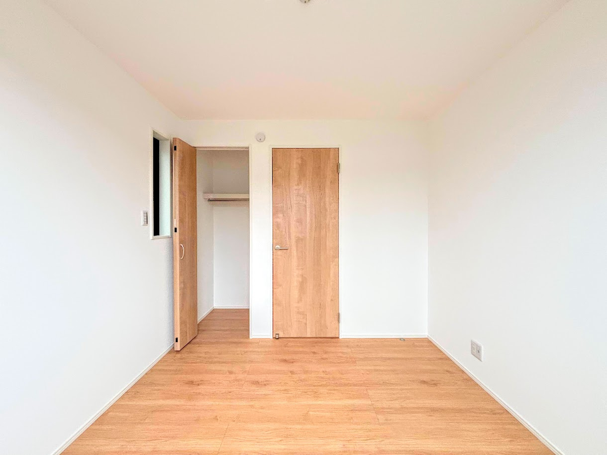 港南区丸山台2丁目　新築戸建ての玄関|◆二面採光で、陽差しを長時間受ける事が出来る暖かい室内です。もちろん複層ガラスなので、遮音性にも優れ、結露も発生しにくい構造。サッシ周りのカビが発生しにくくなります。
