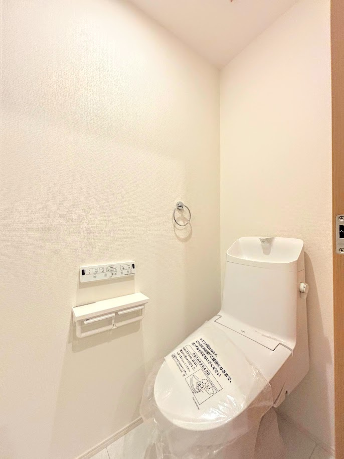 港南区丸山台2丁目　新築戸建てのトイレ|◆清潔感のある白を基調とした落ち着ける空間。小窓をもうけていますので、こもりやすい空気の入れ替えも簡単に行えますね！
