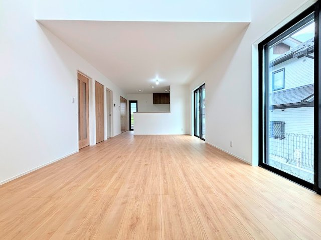 港南区丸山台2丁目　新築戸建てのその他|【モデルハウス】◆家族で食卓を囲むダイニングスペースと、ソファでゆったりくつろぐリビングスペースがしっかり区切られているので家具の配置や用途を使いわけしやすいです。