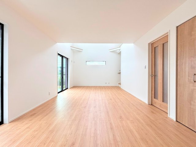 港南区丸山台2丁目　新築戸建てのその他|【モデルハウス】◆一家だんらんのスペースとなるＬＤＫ。窓から明るい光が差し込み、思わず家族の会話も弾む快適な空間。